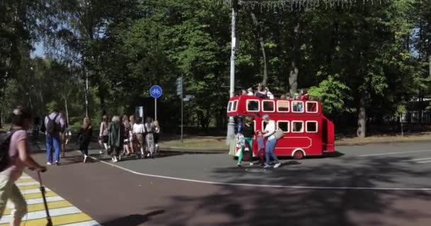 W mieście parku Sokolniki jeździ autobus przyjemności i rodzice chodzić z dziećmi — Wideo stockowe