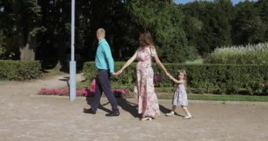 Parktaki genç aile