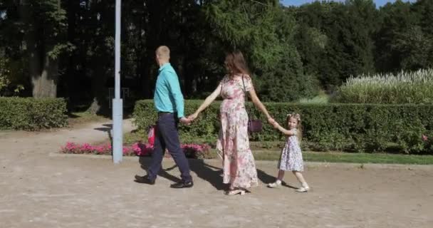 Junge Familie im Park — Stockvideo