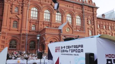 Sıçrama tahtası ve hileler için slayt üzerinde bisiklet ve scooter