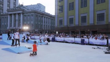 Sıçrama tahtası ve hileler için slayt üzerinde bisiklet ve scooter