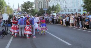 Rusya, Moskova - 08 Eylül 2018: sayı Hipsters tarzında dans. Rusya ' nın başkenti kutlamaları sırasında Moskova Doğum günü 871 yıl. Dansçılar, şarkıcılar, animatörler ve Bale