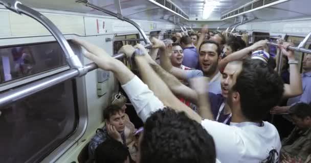 Футбольные фанаты в метро — стоковое видео