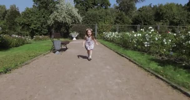 Μωρό κορίτσι τρέχει στο πάρκο — Αρχείο Βίντεο
