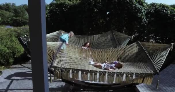 Meisje kind in een hangmat netto — Stockvideo