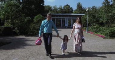 Parktaki genç aile