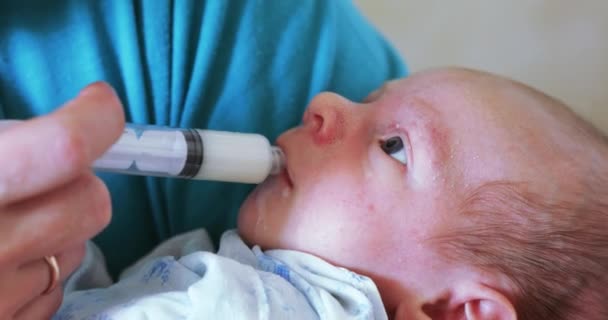 Umělé krmení dítěte pomocí injekční stříkačky — Stock video