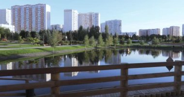 Göl yakınındaki ahşap döşeme