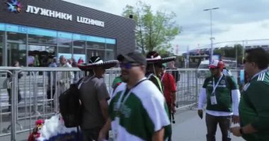 Rusya, Moskova - 14 Haziran 2018: Futbol taraftarları Rusya, Suudi Arabistan, Panama, Peru ve Meksika maçtan Rusya - Moskova Rusya Federasyonu'nda Haziran 2018 Luzhniki Stadı nda Suudi Arabistan önce