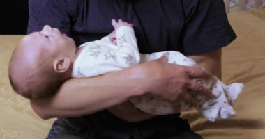 Bebek babalar ellerinde