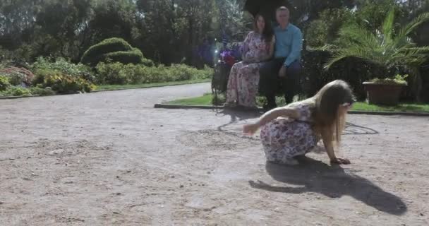 Dívka čerpá v písku — Stock video
