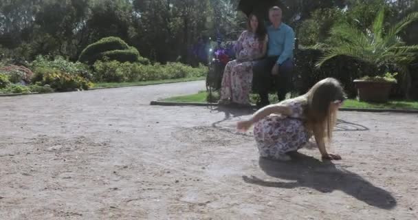 Mädchen zeichnet in den Sand — Stockvideo