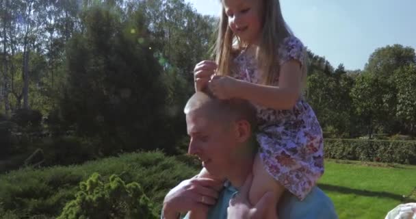 Dad with a child on his shoulders — Stock Video