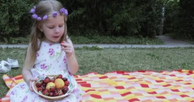 Kız çocuk üzerinde piknik