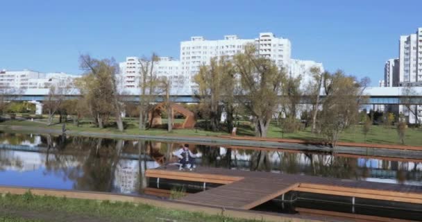 Lake in het park en de vissers — Stockvideo