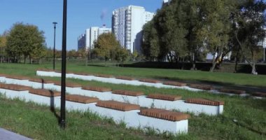 Banklar parkta bir dizi