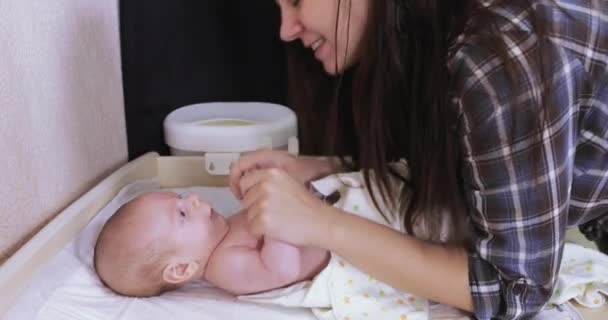 Maman joue avec bébé garçon — Video