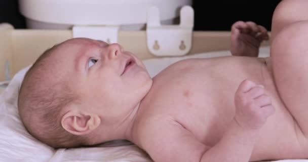 Mamma häller pulver baby — Stockvideo