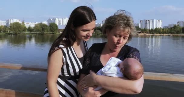 Mãe com a filha na lagoa — Vídeo de Stock