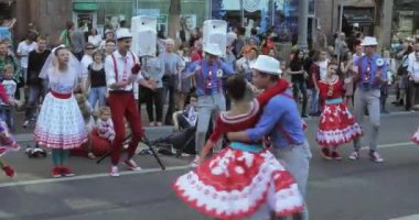 Rusya, Moskova - 08 Eylül 2018: sayı Hipsters tarzında dans. Rusya ' nın başkenti kutlamaları sırasında Moskova Doğum günü 871 yıl. Dansçılar, şarkıcılar, animatörler ve Bale