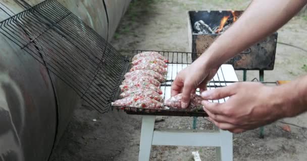 Человек Готовит мясо в огне — стоковое видео
