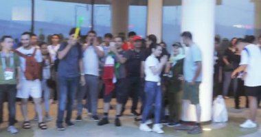 Futbol taraftarları stadyum tamamlanmasından sonra duş altında