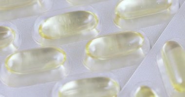 Balık yağı kapsülleri kabarcıklar içinde