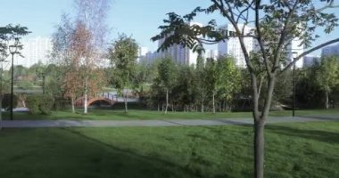 Şehir parkındaki sokak.