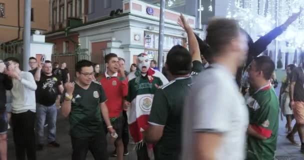 Los aficionados al fútbol en Nikolskaya — Vídeo de stock