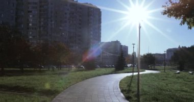 Fenerlerle aydınlatılmış güneş ve yürüyüş yolu