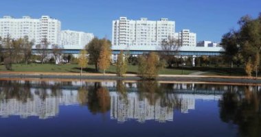 Şehir parkında gölet