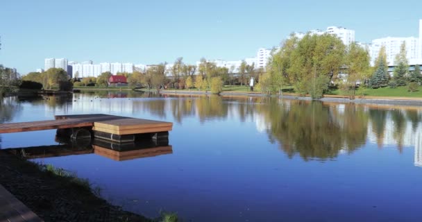 Cais de madeira na lagoa — Vídeo de Stock