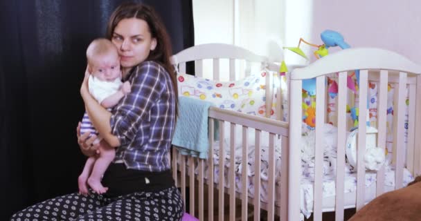 Mamá con el niño saltando en la pelota — Vídeos de Stock