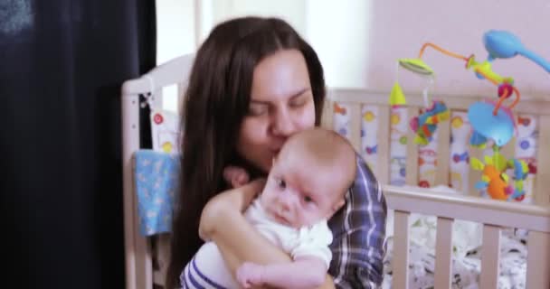 Maman avec enfant sautant sur la balle — Video