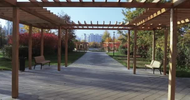 Деревянные скамейки и конструкции в парке — стоковое видео