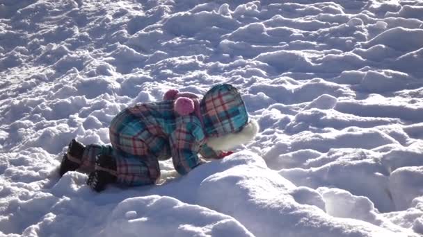 Mädchen reitet auf der schneebedeckten Piste — Stockvideo