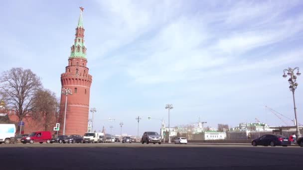 Tráfico de coches cerca del Kremlin — Vídeo de stock
