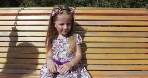 Fille enfant sur une balançoire avec ses parents — Video