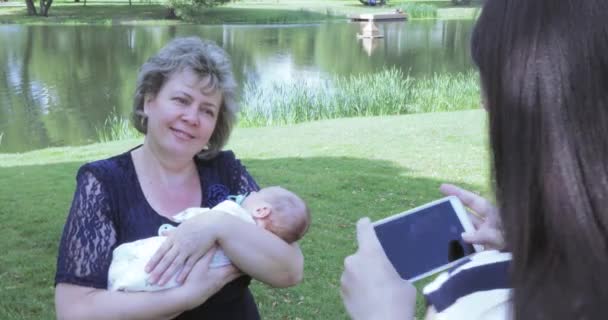 Abuela con nieto — Vídeo de stock