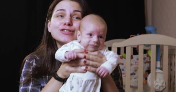 Bébé sur les mains des mères — Video