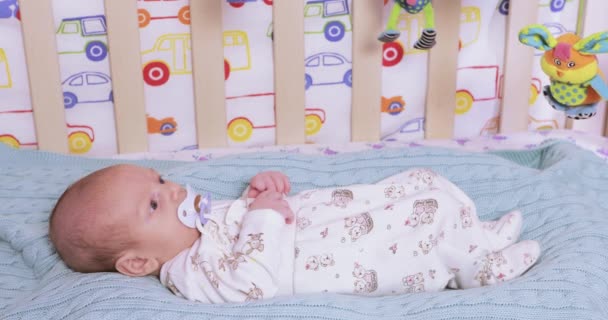 Klassisches Entwicklungsbaby-Mobil — Stockvideo