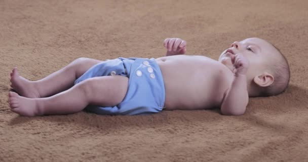 Baby mit nacktem Oberkörper in Pampers — Stockvideo