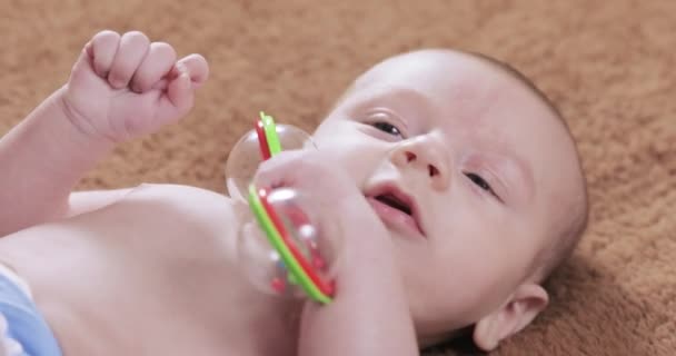Bebé con un sonajero — Vídeos de Stock