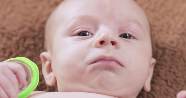 ガラガラと赤ちゃん — ストック動画