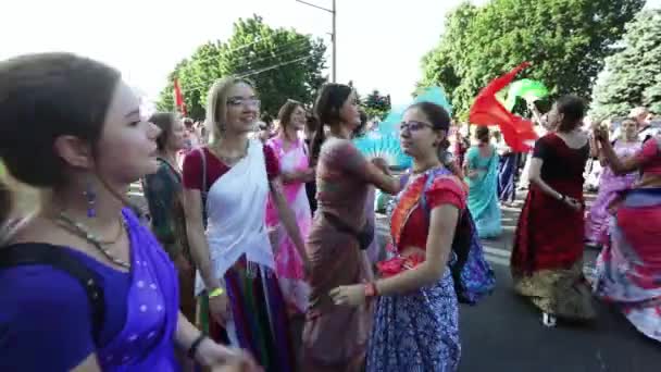 Ratha Yatra Dnepr şehir içinde — Stok video