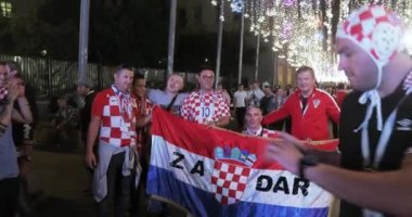 Rusya, Moskova - 15 Temmuz 2018: Nikolskaya futbol hayranları. Hırvatistan, Fransa, Rusya futbol hayranları daha önce maç Fransa - Temmuz 2018 yılında Moskova Rus Luzhniki Stadı nda Hırvatistan