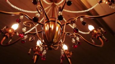 Tavanın altındaki avize.