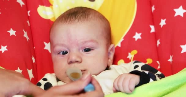 De baby krijgt geneeskunde in een lepel — Stockvideo