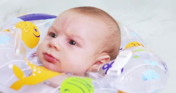 Bebek tıp bir kaşık verilir — Stok video