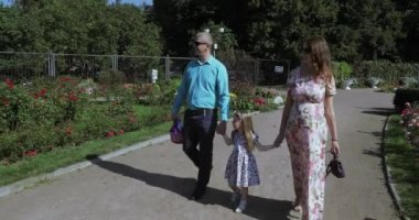 Parktaki genç aile